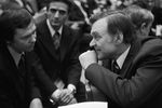 Писатели-лауреаты Юрий Бондарев (справа) и Валентин Распутин беседуют в Свердловском зале Кремля на вручении Государственной премии 1977 года деятелям литературы и искусства
