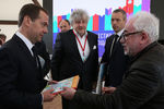 Председатель правительства РФ Дмитрий Медведев, заместитель руководителя Федерального агентства по печати и массовым коммуникациям Владимир Григорьев и писатель Михаил Яснов (слева направо) на книжном фестивале «Красная площадь», 2017 год 