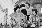 Нина Маслова (царица Марфа Васильевна), Юрий Яковлев (царь Иван Васильевич Грозный), Леонид Куравлев (Жорж Милославский) (слева направо на первом плане) и режиссер Леонид Гайдай (на втором плане) на съемках фильма «Иван Васильевич меняет профессию» в палатах Ростовского кремля, 1973 год