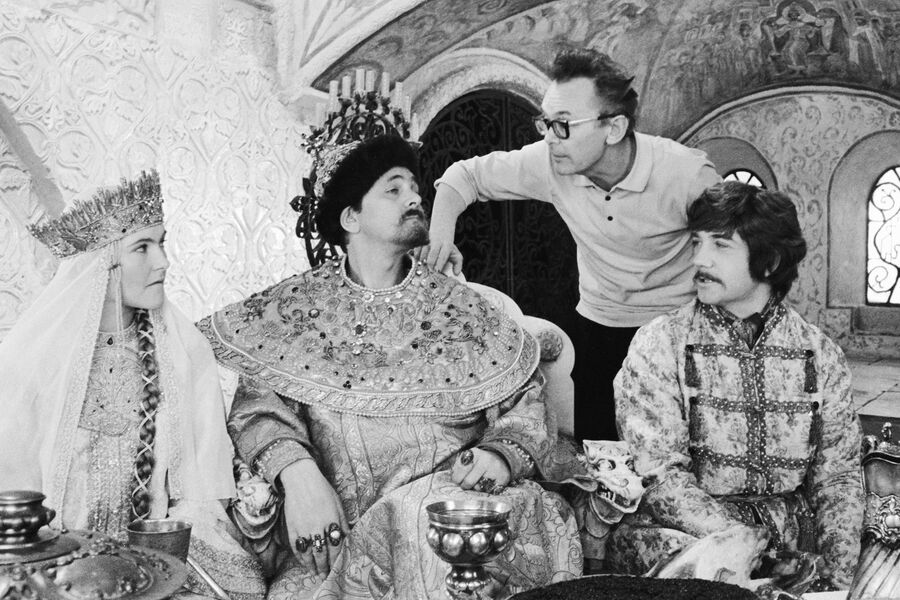 Нина Маслова (царица Марфа Васильевна), Юрий Яковлев (царь Иван Васильевич Грозный), Леонид Куравлев (Жорж Милославский) (слева направо на&nbsp;первом плане) и режиссер Леонид Гайдай (на втором плане) на&nbsp;съемках фильма &laquo;Иван Васильевич меняет профессию&raquo; в&nbsp;палатах Ростовского кремля, 1973&nbsp;год