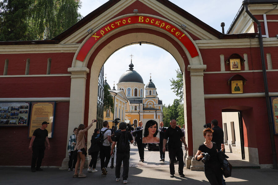 На&nbsp;церемонии прощания с&nbsp;Анастасией Заворотнюк в&nbsp;Покровском монастыре в&nbsp;Москве, 1&nbsp;июня 2024&nbsp;года