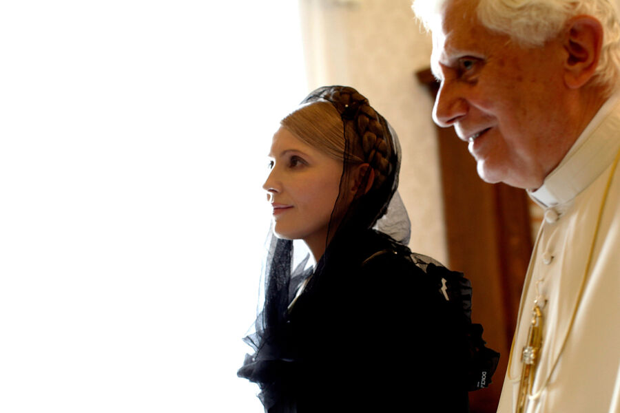 Папа Римский Бенедикт XVI (справа) встречается с&nbsp;премьер-министром Украины Юлией Тимошенко в&nbsp;своей библиотеке в&nbsp;Ватикане, 16&nbsp;октября 2009&nbsp;года 