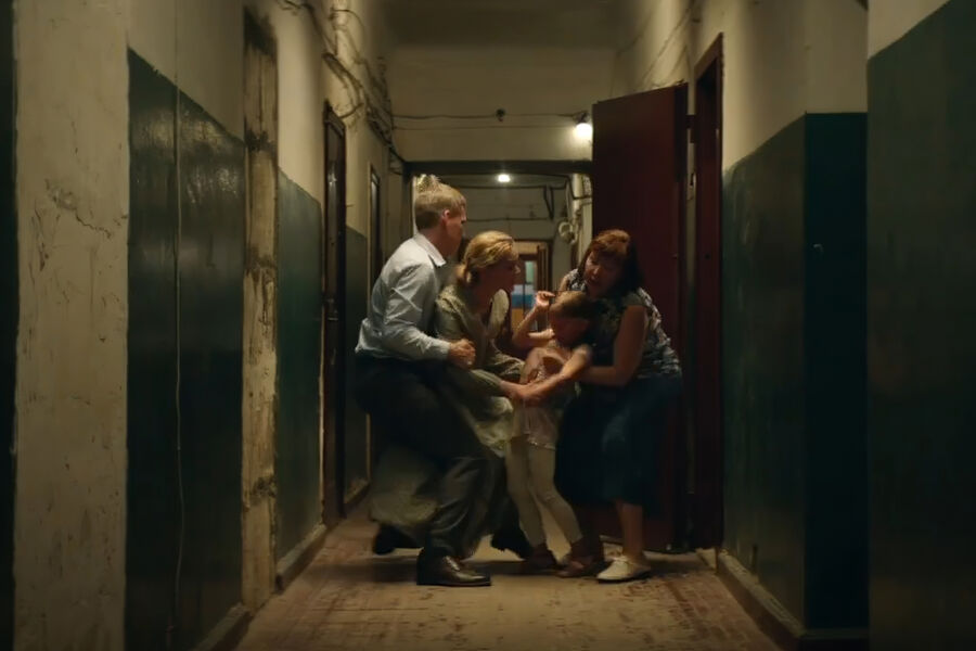 <b>«Кукла», реж. Егор Бероев</b>
<br><br>
<b>Где и когда смотреть:</b> неизвестно
<br><br>
Воздушная, как платьице, жизнь девушки Нади (Анна Панкратова) ломается в&nbsp;одночасье: сразу после смерти отца (Егор Бероев) ей изменяет жених (Данила Краснов), и она его довольно неуклюже убивает прямо за&nbsp;этим занятием. Выйдя из&nbsp;тюрьмы через&nbsp;несколько лет, Надя принимается разыскивать дочь, которую родила в&nbsp;неволе. В&nbsp;поисках ей помогает сердобольный участковый Андрей (Никита Тезин).
