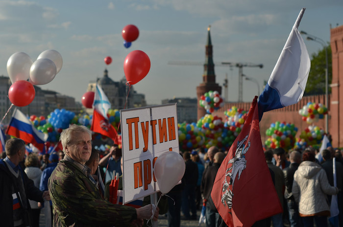 Участники Первомайской демонстрации профсоюзов на Красной площади в Москве