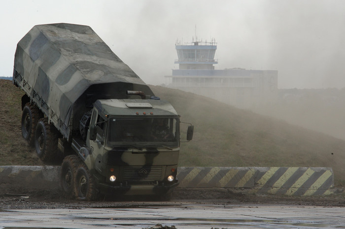 Демонстрация военной техники на полигоне