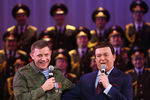 Премьер-министр ДНР Александр Захарченко и певец Иосиф Кобзон в Донецком театре оперы и балета во время визита с концертной программой в Донецкой и Луганской народных республиках