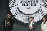 Художественный руководитель БДТ Андрей Могучий, ставший лауреатом в номинации «Драма/Работа режиссера» за спектакль «Гроза» Большого драматического театра имени Товстоногова (Санкт-Петербург), художественный руководитель Государственного Театра наций Евгений Миронов и актриса Александра Урсуляк на церемонии вручения театральной премии «Золотая маска» в Москве, 19 апреля 2017 года