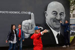 Граффити с портретом главного тренера сборной России по футболу Станислава Черчесова в Санкт-Петербурге, 21 июня 2018 года