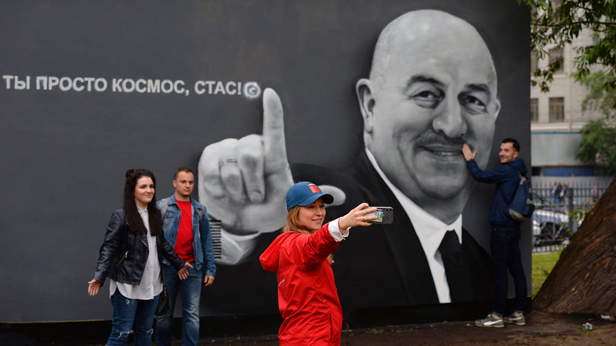 Граффити с&nbsp;портретом главного тренера сборной России по&nbsp;футболу Станислава Черчесова в&nbsp;Санкт-Петербурге, 21 июня 2018 года