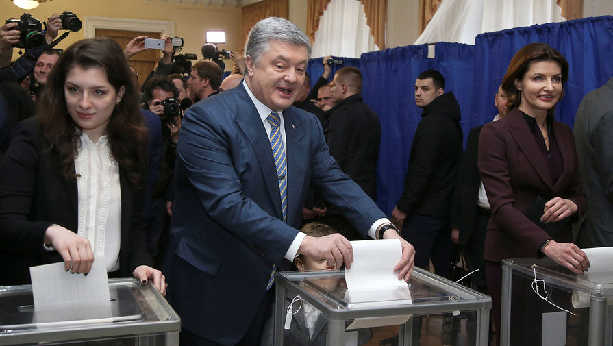 Кандидат в Президенты Украины Петр Порошенко на избирательном участке в Киеве, 31 марта 2019 года