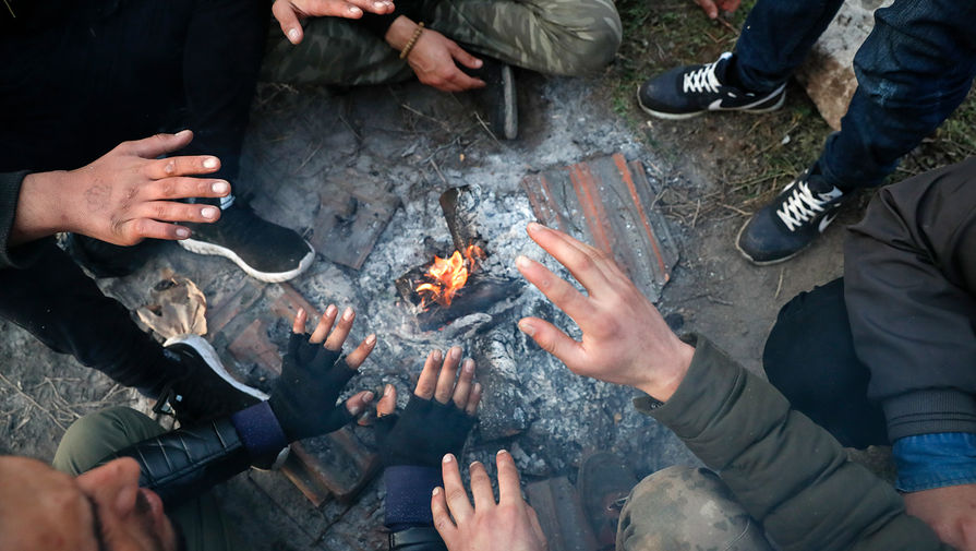Мигранты греются у&nbsp;костра у&nbsp;греко-турецкой границы, март 2020 года
