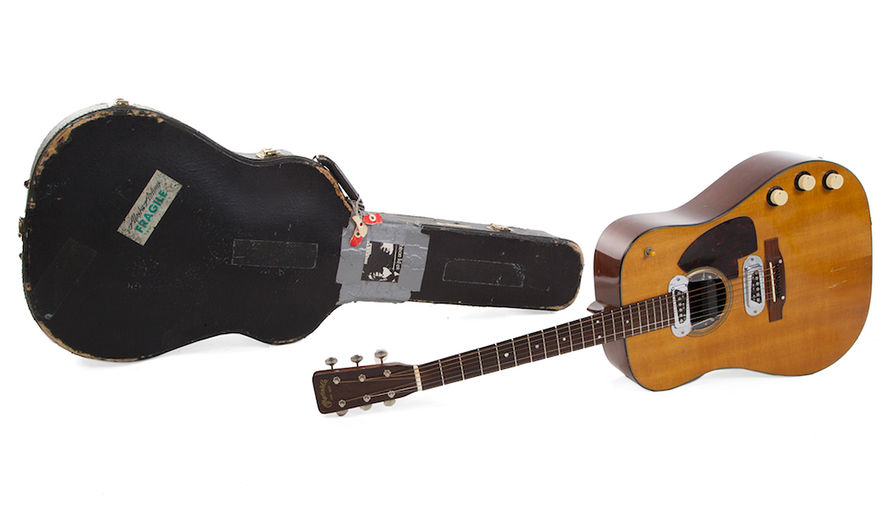 Гитара Martin D-18E Курта Кобейна на&nbsp;который он играл на&nbsp;концерте MTV в&nbsp;Нью-Йорке в&nbsp;1993 году