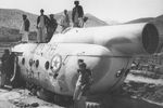 Моджахеды у сбитого вертолета Ми-8