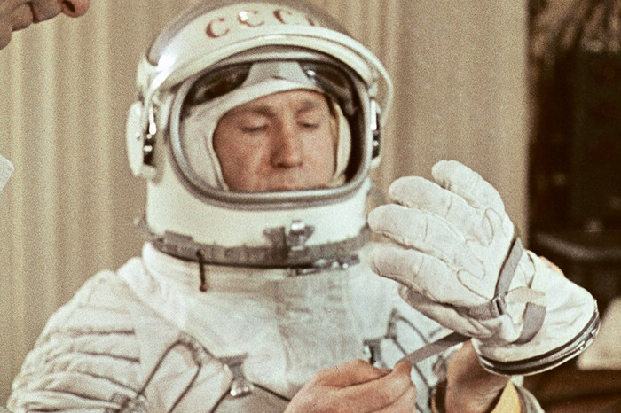 Советский космонавт Алексей Леонов готовится к&nbsp;выезду на&nbsp;стартовую площадку космического корабля &laquo;Восход-2, 18&nbsp;марта 1965&nbsp;года.