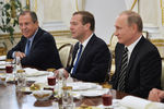 Президент России Владимир Путин, премьер-министр РФ Дмитрий Медведев и министр иностранных дел РФ Сергей Лавров (справа налево) во время встречи с президентом Сирии Башаром Асадом в Кремле