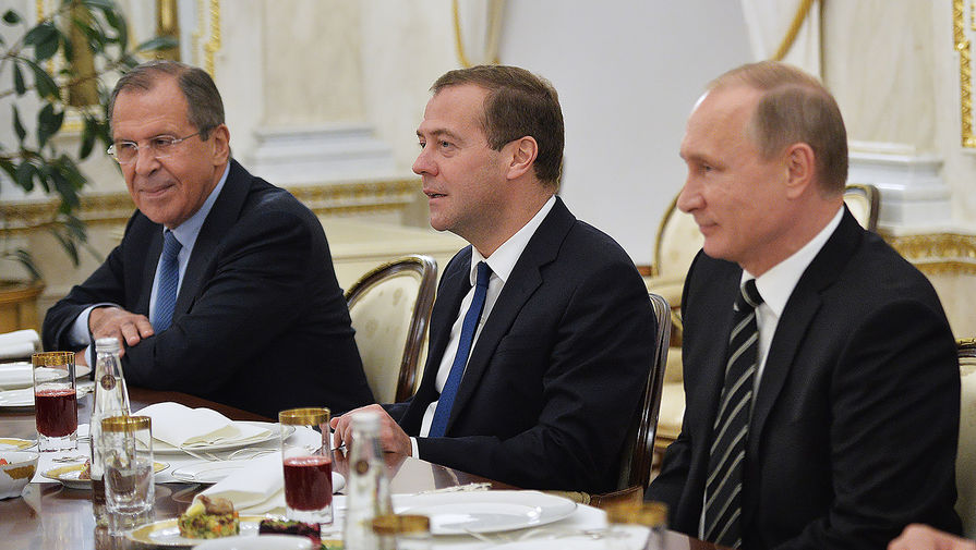 Президент России Владимир Путин, премьер-министр РФ Дмитрий Медведев и министр иностранных дел РФ Сергей Лавров (справа налево) во время встречи с президентом Сирии Башаром Асадом в Кремле