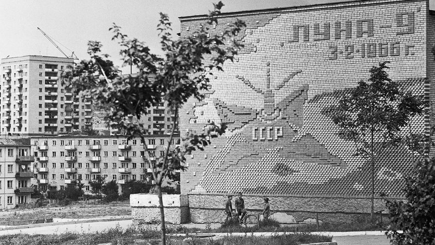 Мозаичное панно на&nbsp;торцевой стене школьного здания в&nbsp;новом жилом районе Владивостока по&nbsp;улице Русской, 1971&nbsp;год.