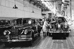 Конвейер легковых автомобилей ЗИС-110 на 1-м государственном автомобильном заводе имени И.В. Сталина в Москве, 1946 год