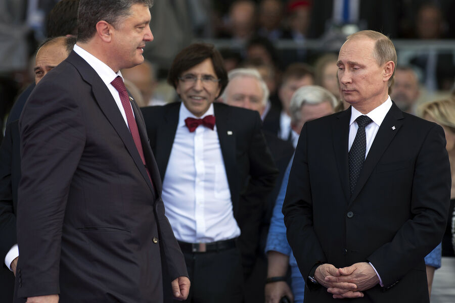 Президент Украины Петр Порошенко (слева) проходит мимо президента России Владимира Путина (справа) во время празднования 70-й годовщины высадки в&nbsp;Нормандии в&nbsp;Уистреаме, Франция, 31&nbsp;марта 2019&nbsp;года