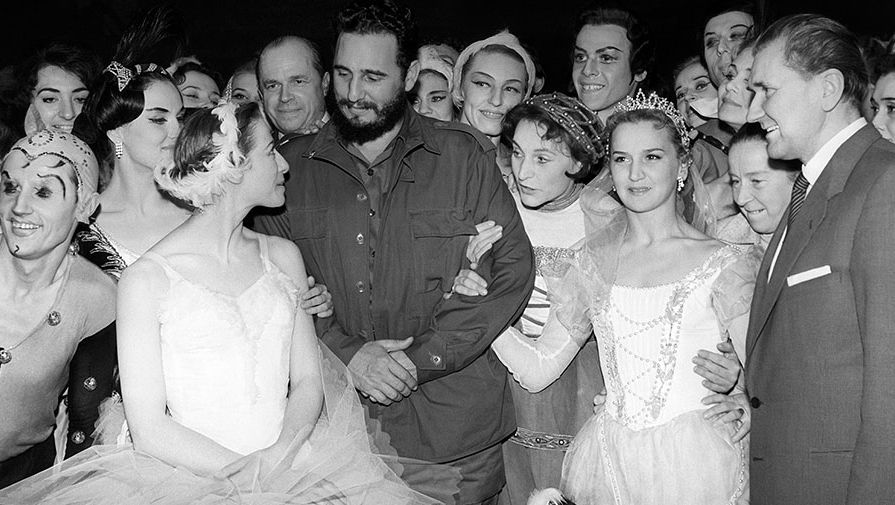 Премьер-министр Кубы Фидель Кастро, Майя Плисецкая (слева) и труппа Большого театра, 1963 год