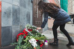 Москвичи несут цветы и мягкие игрушки в память о погибших в ТЦ «Зимняя вишня» к зданию представительства Кемеровской области в Москве, 26 марта 2018 года