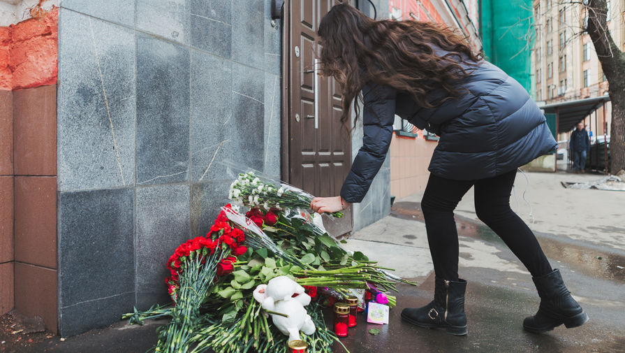 Москвичи несут цветы и мягкие игрушки в&nbsp;память о&nbsp;погибших в&nbsp;ТЦ «Зимняя вишня» к&nbsp;зданию представительства Кемеровской области в&nbsp;Москве, 26 марта 2018 года