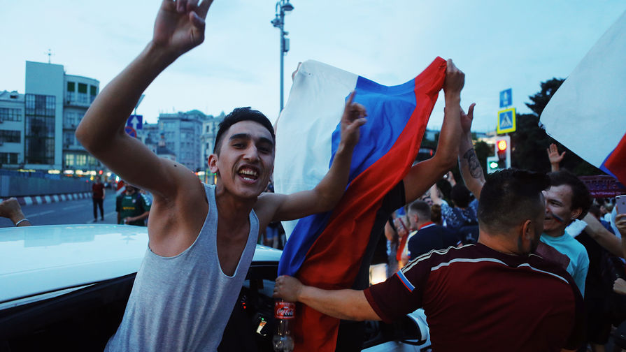 Болельщики празднуют победу сборной России в центре Москвы, 1 июля 2018 года