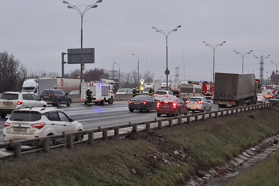 Последствия погони за&nbsp;автомобилем BMW на&nbsp;МКАД в&nbsp;районе Фруктового парка, 26&nbsp;ноября 2021&nbsp;года