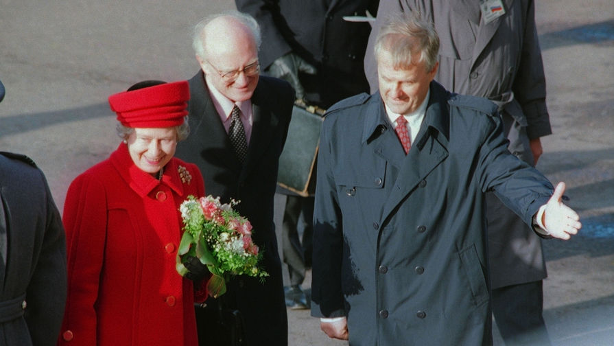 Королева Великобритании Елизавета II и мэр Санкт-Петербурга Анатолий Собчак в&nbsp;аэропорту Пулково во время визита королевы в&nbsp;Россию, 1994 год