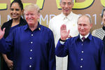 Президент США Дональд Трамп и президент России Владимир Путин пожимают руки во время встречи на саммите АТЭС во Вьетнаме, 10 ноября 2017 года