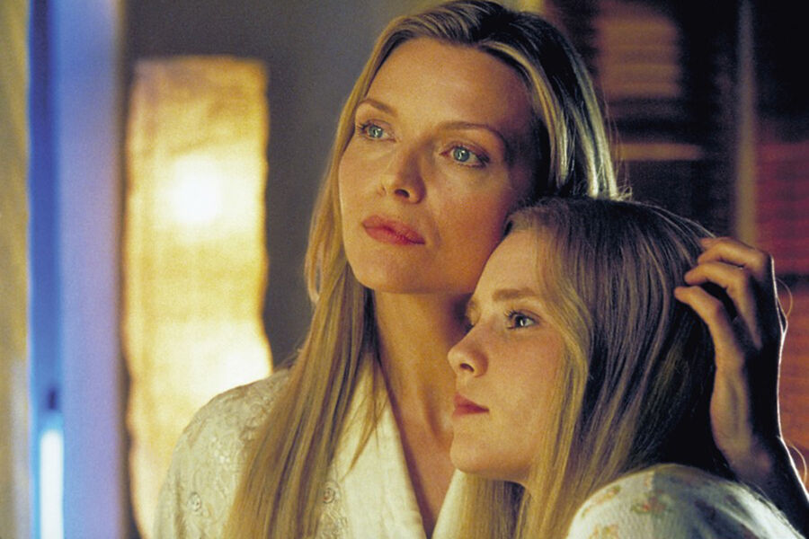 Элисон Ломан и Мишель Пфайффер в&nbsp;картине &laquo;Белый Олеандр&raquo; (2002)