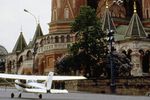 Самолет Cessna 172 P перед собором Василия Блаженного на Красной площади в Москве, 1987 год