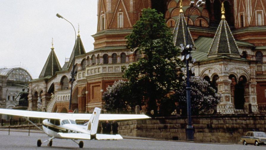 Самолет Cessna 172&nbsp;P перед&nbsp;собором Василия Блаженного на&nbsp;Красной площади в&nbsp;Москве, 1987&nbsp;год