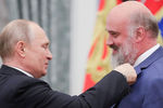 Президент России Владимир Путин и художник Сергей Андрияка, награжденный орденом Александра Невского, на церемонии вручения государственных наград РФ в Кремле, 23 мая 2019 года 