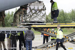 Разгрузка самолета ВВС США Boeing C-17 Globemaster, прибывшего во Внуково со второй партией аппаратов ИВЛ для борьбы с пандемией коронавируса в России, 4 июня 2020 года