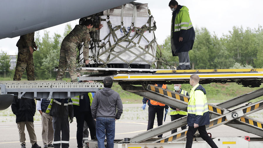 Разгрузка самолета ВВС США Boeing C-17 Globemaster, прибывшего во Внуково со второй партией аппаратов ИВЛ для&nbsp;борьбы с&nbsp;пандемией коронавируса в&nbsp;России, 4 июня 2020 года