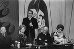 Александр Масляков во время игры &laquo;КВН&raquo;. Вопросы капитанам задают ведущие телевизионных программ Владимир Адольфович Шнейдеров (&laquo;Клуб кинопутешественников&raquo;), ведущая программы &laquo;Музыкальный киоск&raquo; Элеонора Беляева и диктор ЦТ, телеведущая детских программ Валентина Леонтьева (справа), 1970&nbsp;год 