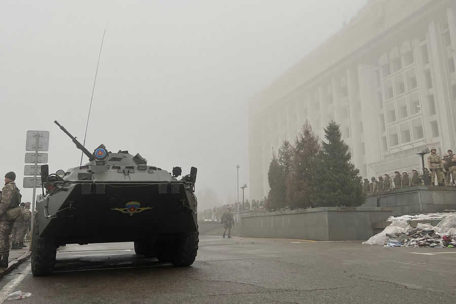 Меры безопасности у&nbsp;здания мэрии города во время акций протеста, Алматы, Казахстан, 5&nbsp;января 2022&nbsp;года