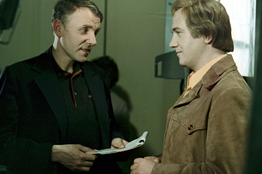 <b>На съемках фильма &laquo;Ты &ndash; мне, я &ndash; тебе&raquo;, реж. Александр Серый, 1976&nbsp;год</b><br>
Фильм &laquo;Ты &ndash; мне, я &ndash; тебе&raquo; снимал режиссер Александр Серый, который стремился повторить успех своей предыдущей картины &ndash; &laquo;Джентльмены удачи&raquo;. В&nbsp;картине, снятой в&nbsp;эпоху дефицита, высмеиваются люди, которые стремились заводить нужные связи, помогающие им вести красивый образ жизни. Леонид Куравлев сыграл банщика, благодаря своей профессии имеющего доступ к&nbsp;благам, о&nbsp;которых не помышляют простые советские люди. Среди его клиентов дипломаты, артисты, знаменитости, помогающие ему доставать дефицитные товары. 