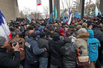 Участники митинга у здания Верховного совета Крыма в Симферополе