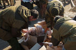 Ополченцы Донецкой народной республики раздают гуманитарную помощь жителям Дебальцево