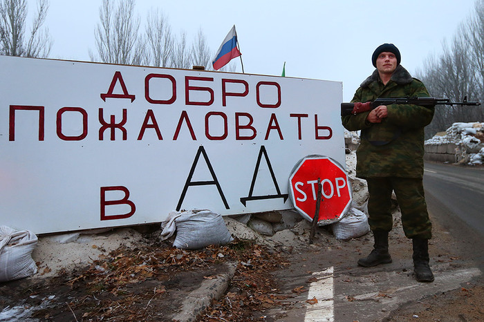 Ополченец ДНР на&nbsp;блокпосту на&nbsp;въезде в&nbsp;Горловку