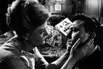 <b>«Манчжурский кандидат» (1962)</b>
<br><br>
Настоящим прорывом для Анджелы Лэнсбери стал политический триллер о Холодной войне с Фрэнком Синатрой, в котором она сыграла миссис Элеонор Айслин, мать одного из главных героев. Актриса, к слову, была всего на три года старше Лоуренса Харви, воплотившего ее экранного сына.
<br><br>
На роль Элеонор Айслин Фрэнк Синатра предлагал взять звезду Голливуда Люсиль Болл. Но режиссер картины Джон Франкенхаймер, работавший с Лэнсбери раньше, убедил его изменить свое мнение. «Маньчжурский кандидат» принес Анджеле Лэнсбери еще одну номинацию на «Оскар» и премию «Золотой Глобус» за лучшую роль второго плана.
