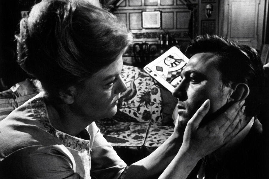 <b>«Манчжурский кандидат» (1962)</b>
<br><br>
Настоящим прорывом для&nbsp;Анджелы Лэнсбери стал политический триллер о&nbsp;Холодной войне с&nbsp;Фрэнком Синатрой, в&nbsp;котором она сыграла миссис Элеонор Айслин, мать одного из&nbsp;главных героев. Актриса, к&nbsp;слову, была всего на&nbsp;три года старше Лоуренса Харви, воплотившего ее экранного сына.
<br><br>
На&nbsp;роль Элеонор Айслин Фрэнк Синатра предлагал взять звезду Голливуда Люсиль Болл. Но режиссер картины Джон Франкенхаймер, работавший с&nbsp;Лэнсбери раньше, убедил его изменить свое мнение. «Маньчжурский кандидат» принес Анджеле Лэнсбери еще одну номинацию на&nbsp;«Оскар» и премию «Золотой Глобус» за&nbsp;лучшую роль второго плана.

