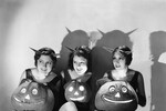 Девушки во время вечеринки в честь Хэллоуина, 1930-е годы