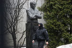 Сотрудник правоохранительных органов во время обысков в Международном центре Рерихов в Москве, 7 марта 2017 года