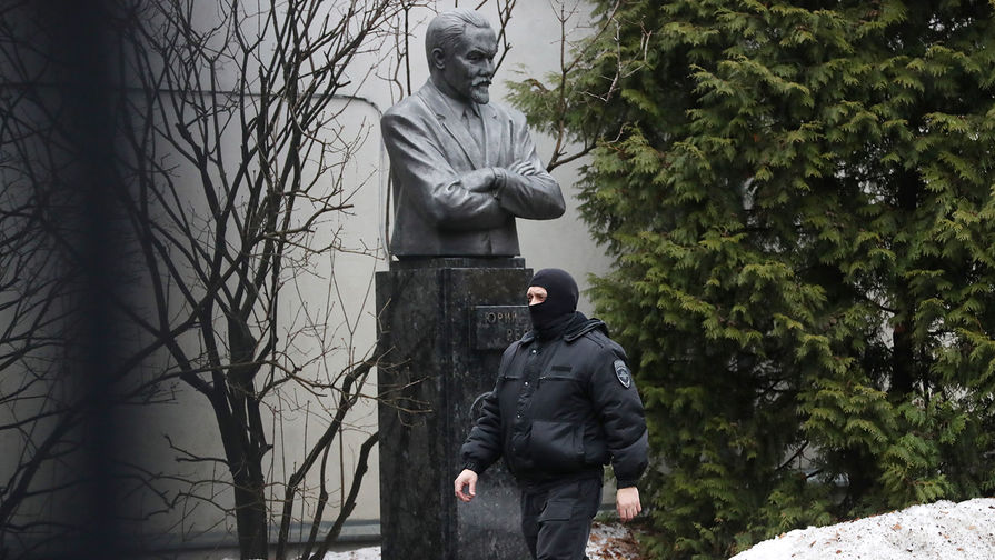 Сотрудник правоохранительных органов во время обысков в&nbsp;Международном центре Рерихов в&nbsp;Москве, 7&nbsp;марта 2017&nbsp;года