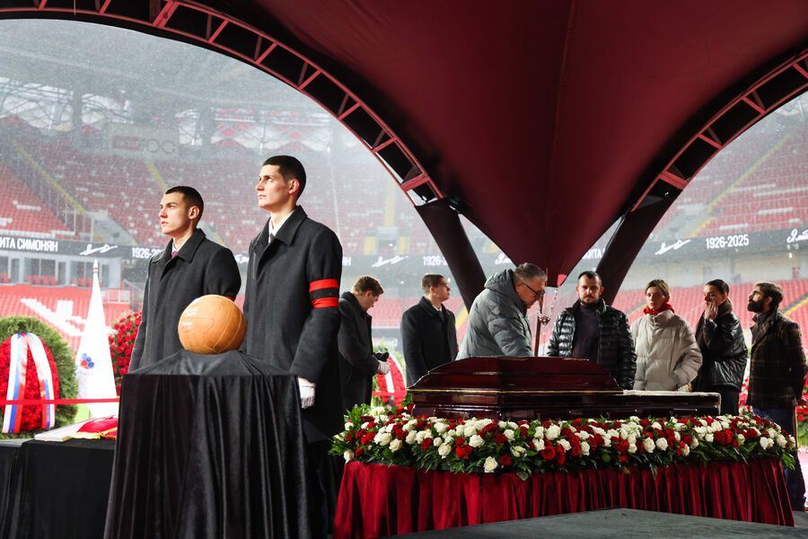 На&nbsp;церемонии прощания с&nbsp;олимпийским чемпионом 1956&nbsp;года и лучшим бомбардиром московского &laquo;Спартака&raquo; Никитой Симоняном на&nbsp;стадионе &laquo;Лукойл Арена&raquo; в&nbsp;Москве, 27&nbsp;ноября 2025&nbsp;года