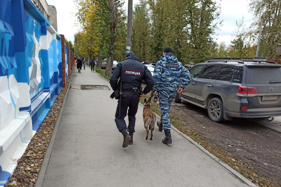 Сотрудники полиции со служебной собакой у&nbsp;Пермского государственного университета, 20&nbsp;сентября 2021&nbsp;года