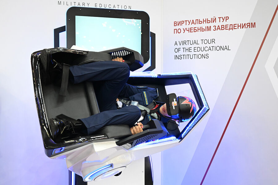 Участник на&nbsp;тренажере на&nbsp;Международном военно-техническом форуме &laquo;Армия-2023&raquo; в&nbsp;Конгрессно-выставочном центре &laquo;Патриот&raquo;, 14&nbsp;августа 2023&nbsp;год